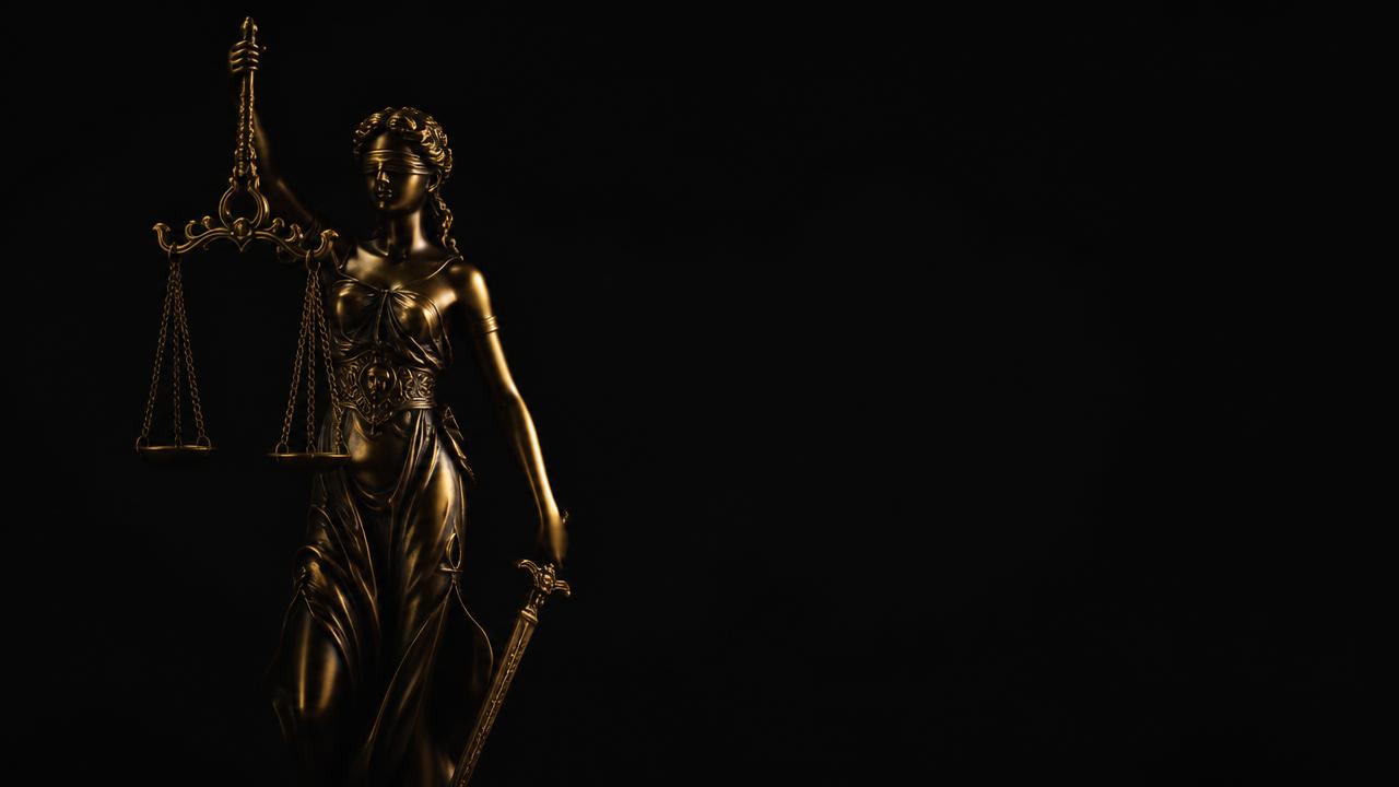 Estátua dourada da justiça